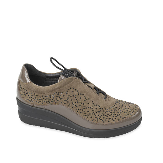 Sneaker marroncina con elastici